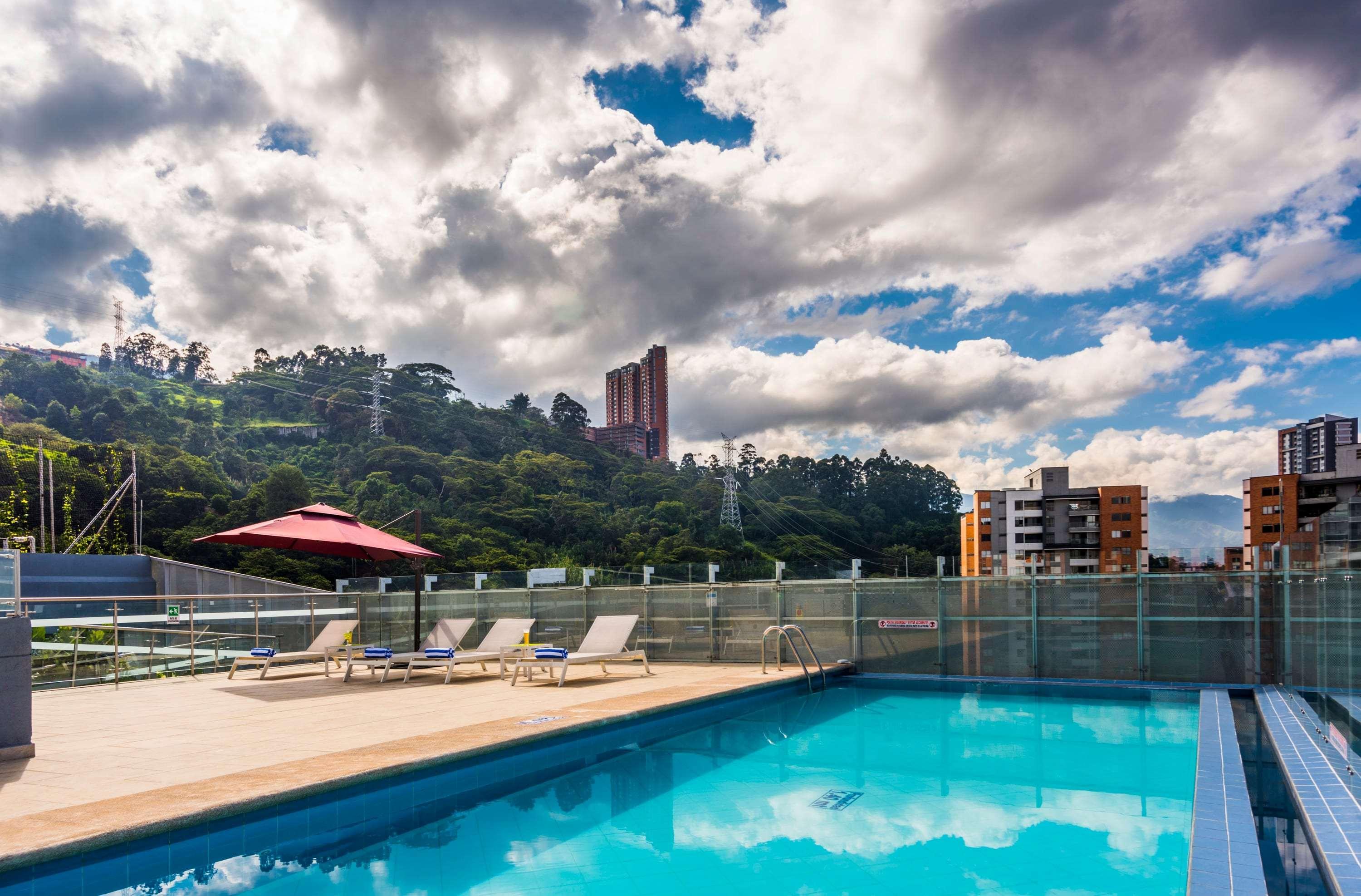 La Quinta By Wyndham Medellin Hotel Екстериор снимка