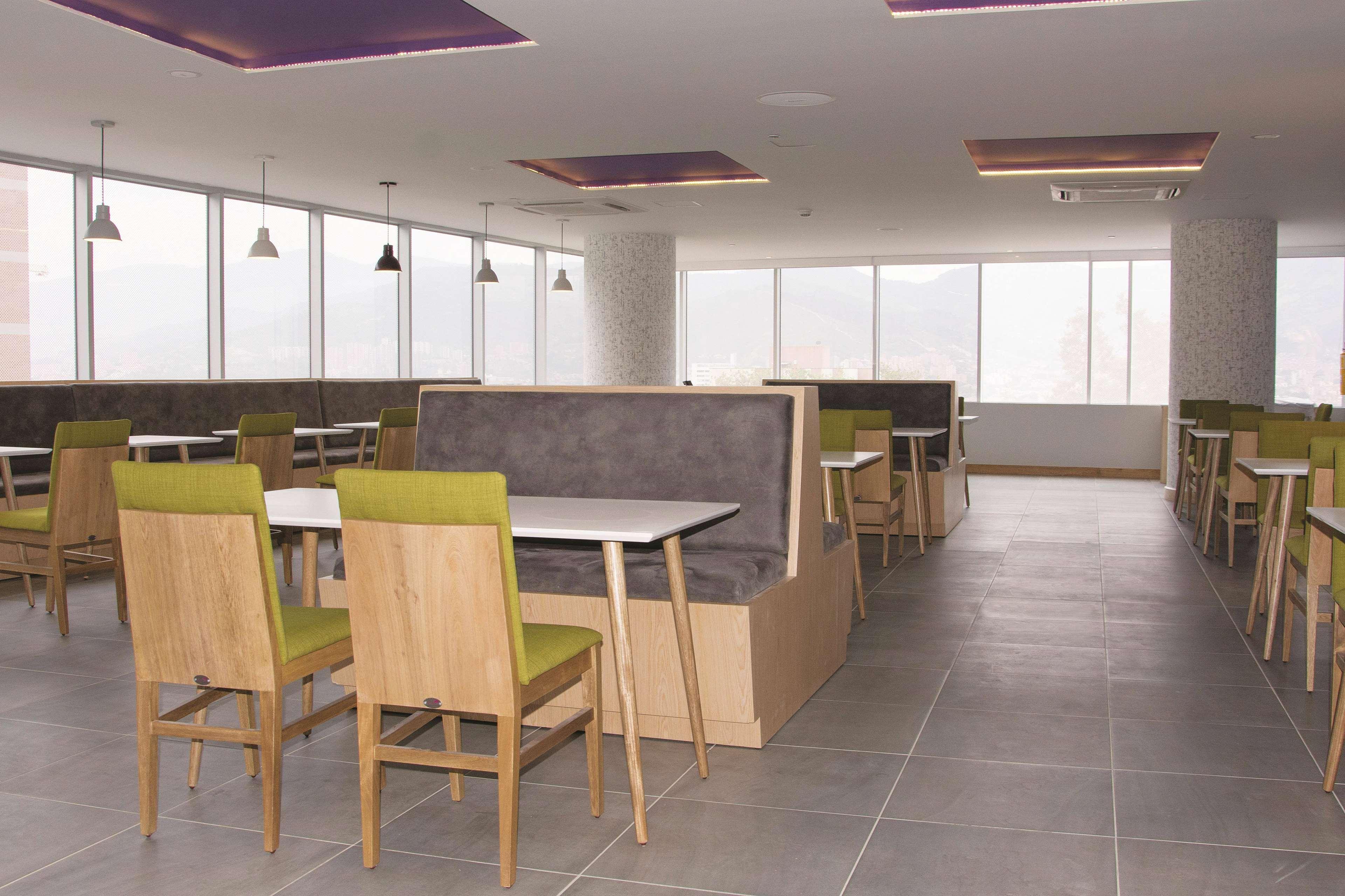 La Quinta By Wyndham Medellin Hotel Екстериор снимка