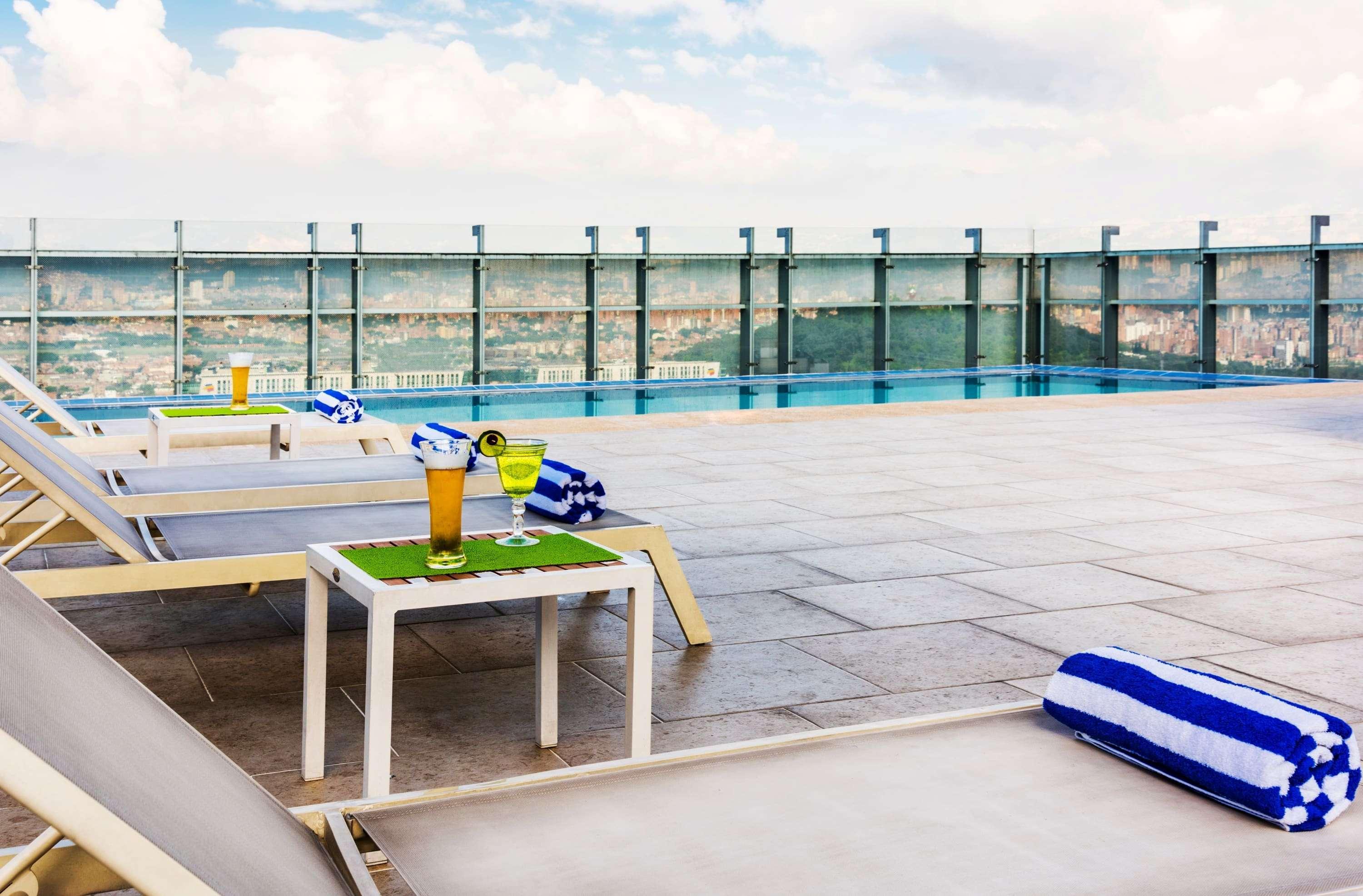 La Quinta By Wyndham Medellin Hotel Екстериор снимка