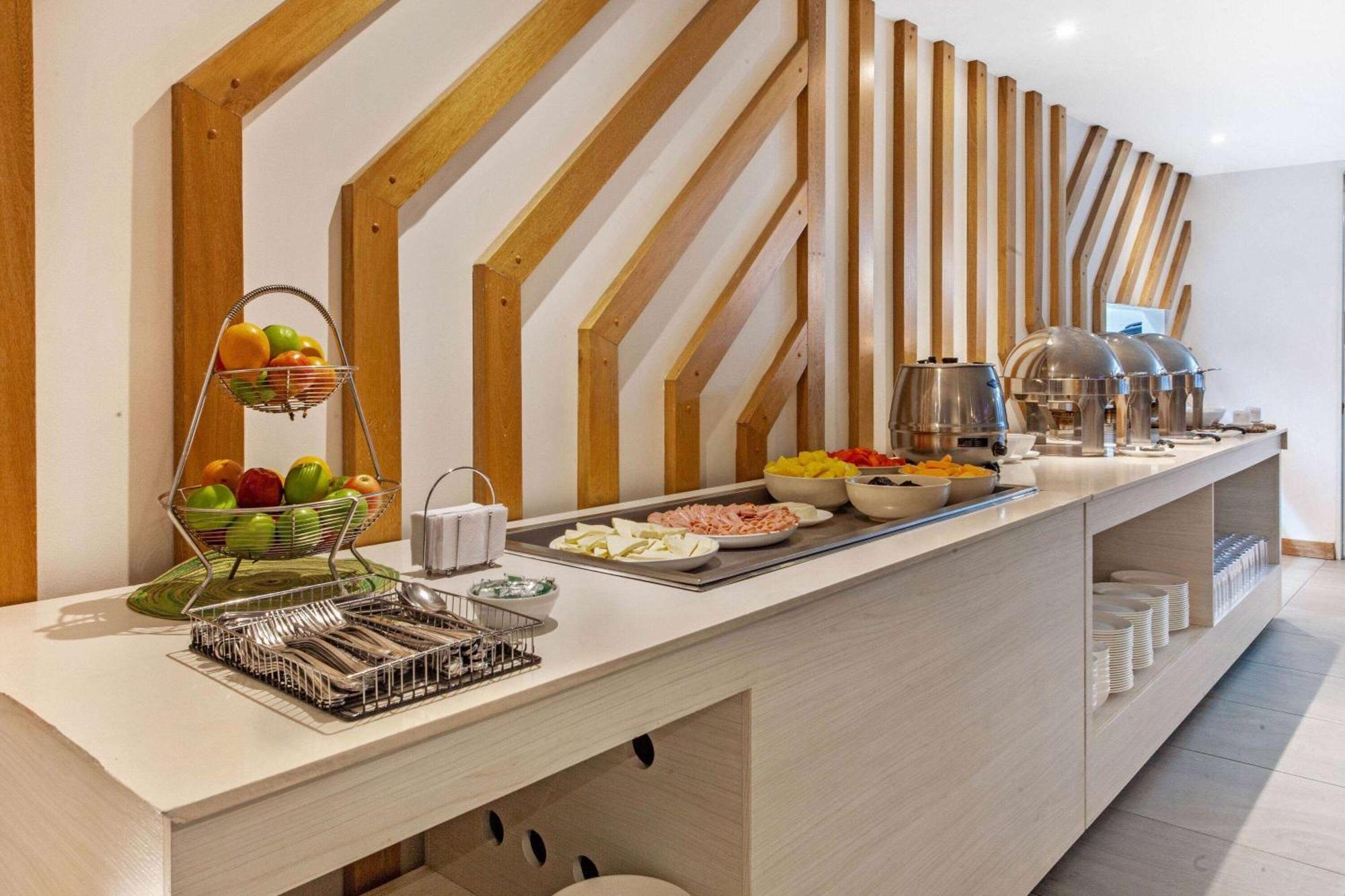 La Quinta By Wyndham Medellin Hotel Екстериор снимка