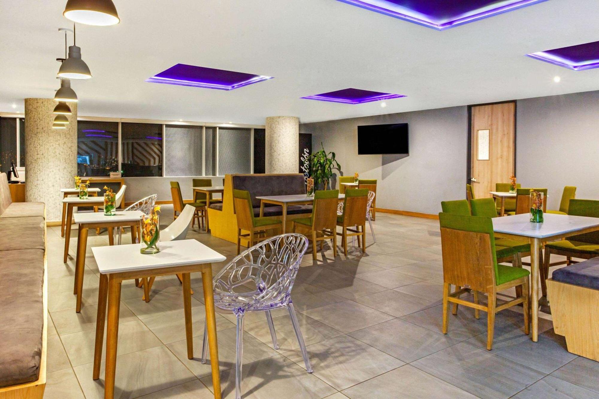 La Quinta By Wyndham Medellin Hotel Екстериор снимка