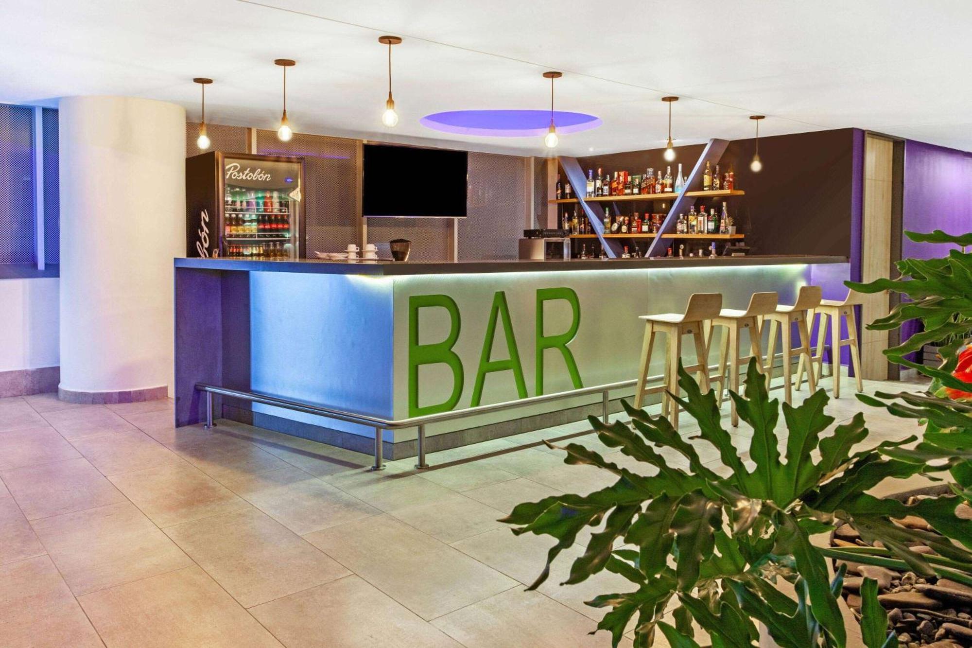La Quinta By Wyndham Medellin Hotel Екстериор снимка
