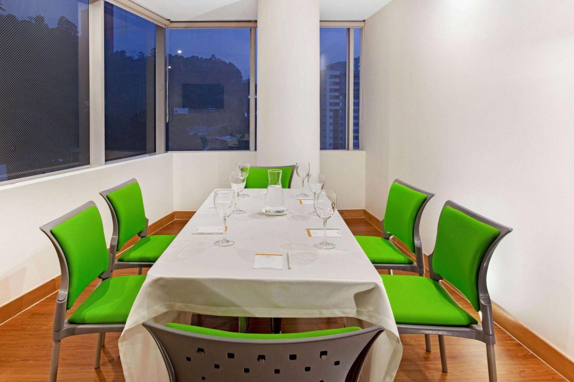 La Quinta By Wyndham Medellin Hotel Екстериор снимка