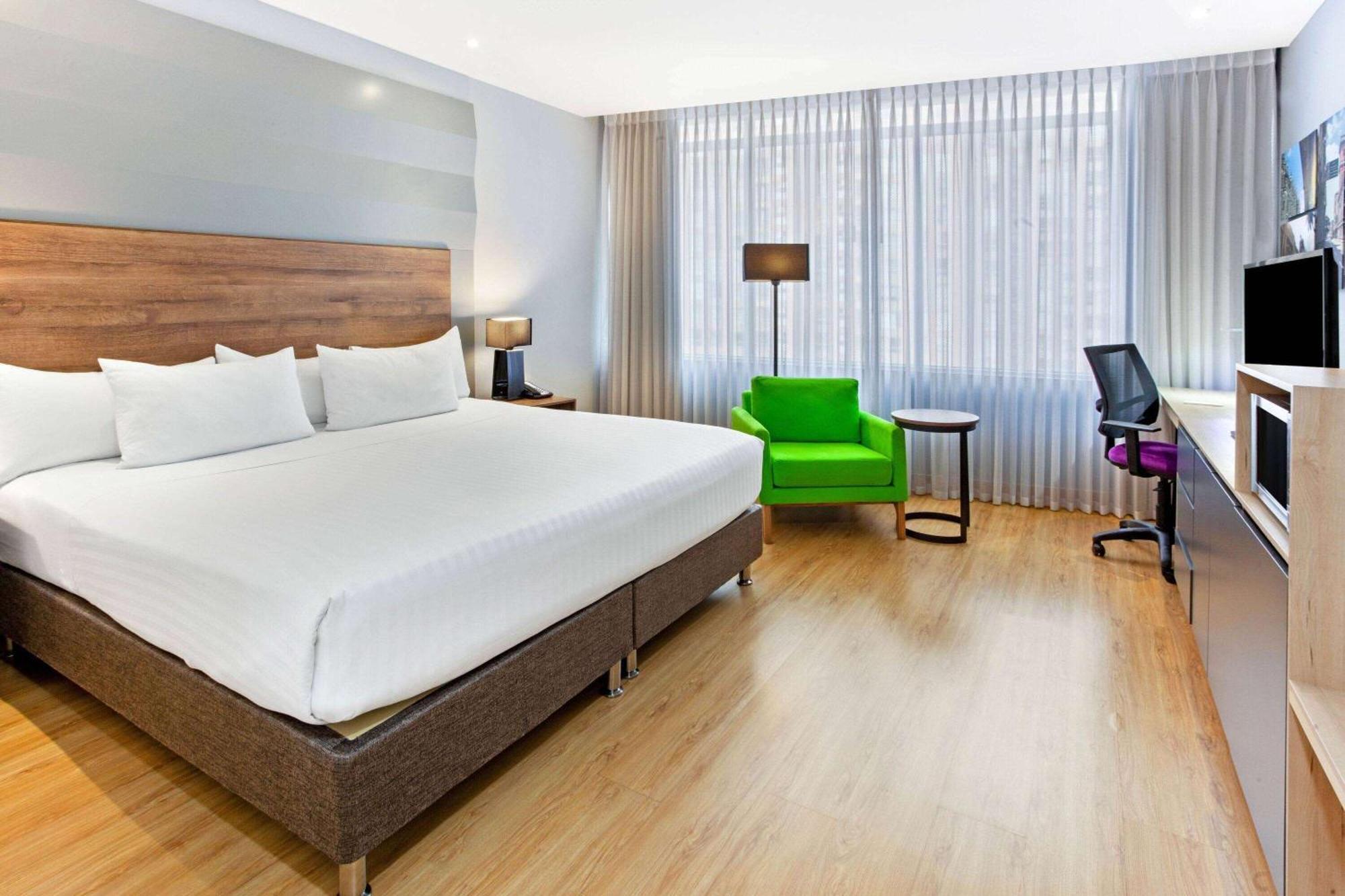 La Quinta By Wyndham Medellin Hotel Екстериор снимка