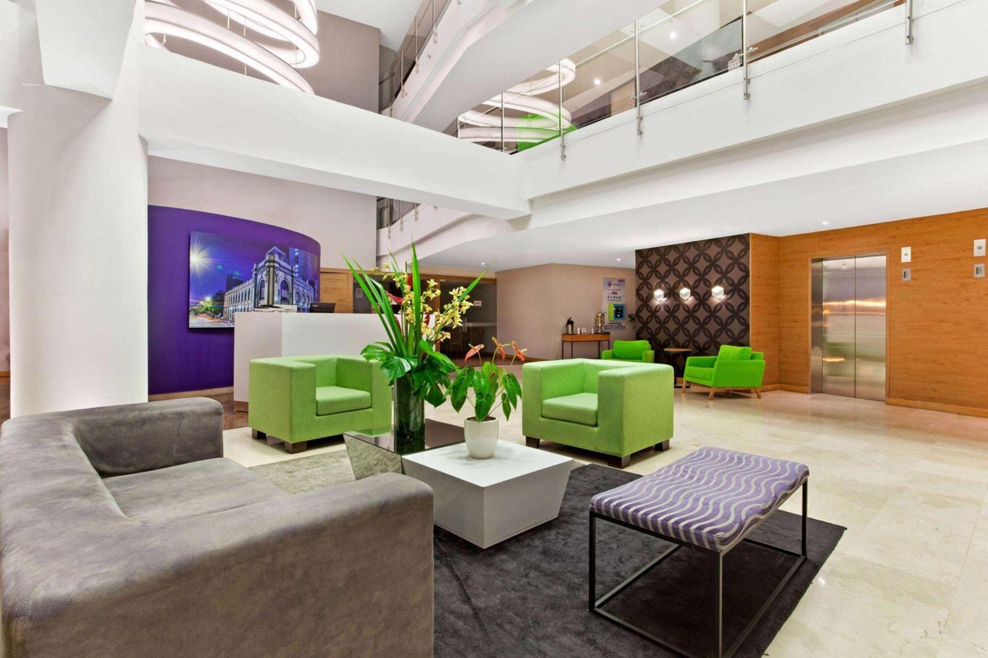 La Quinta By Wyndham Medellin Hotel Екстериор снимка